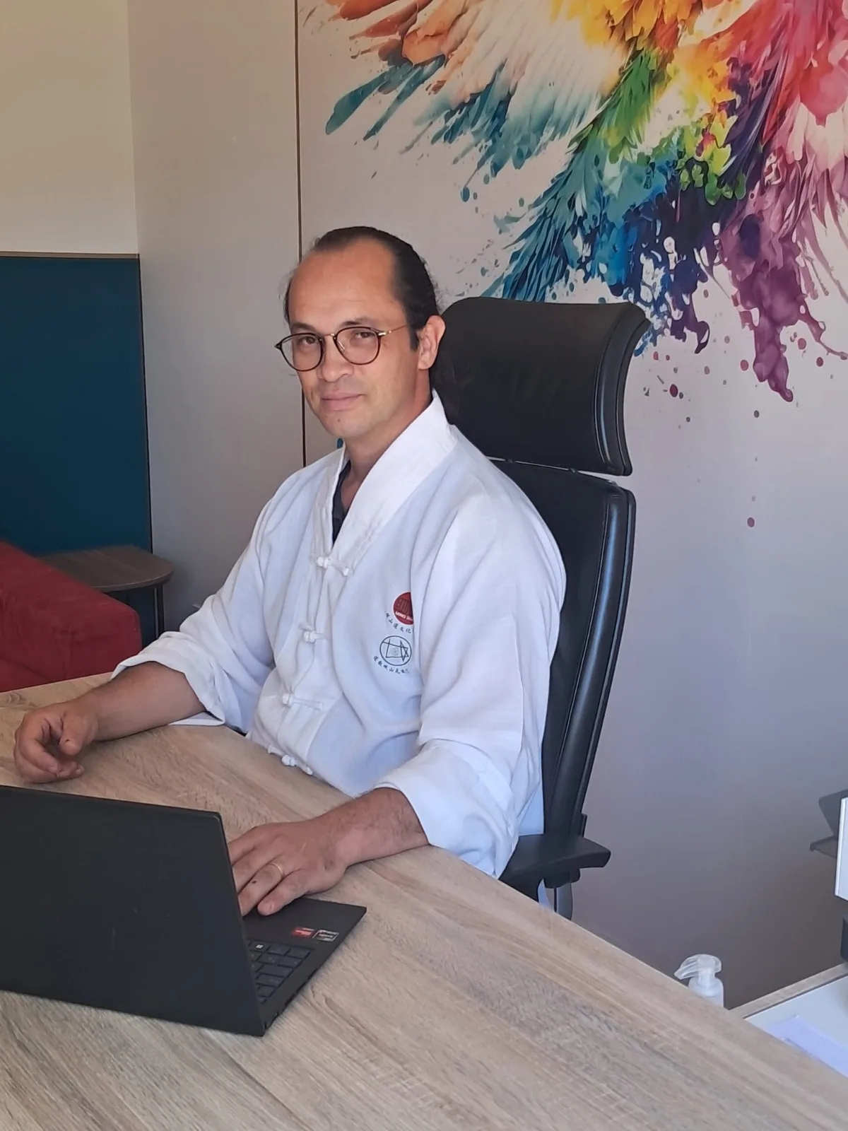 Benjamin Piot dans son cabinet – Accompagnement Stratégique de Vie MING